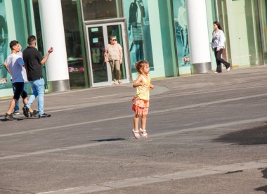 Viyana, Avusturya - 06.13.2022: Çocuklar yaz sıcağında şehir havzasında eğleniyorlar