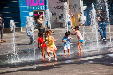Viyana, Avusturya - 06.13.2022: Çocuklar yaz sıcağında şehir havzasında eğleniyorlar