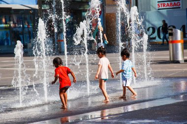 Viyana, Avusturya - 06.13.2022: Çocuklar yaz sıcağında şehir havzasında eğleniyorlar