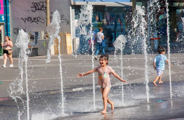 Vienne Autriche 2022 Les Enfants Agitent Dans Les Jets Fontaine — Photo