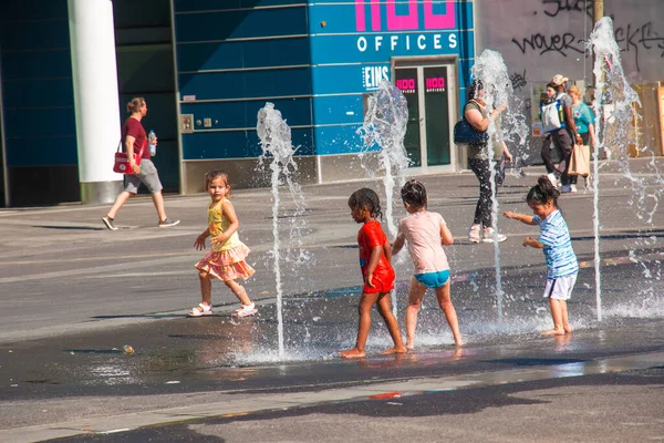 Viena Áustria 2022 Crianças Brincam Nos Jatos Fonte Cidade Calor — Fotografia de Stock