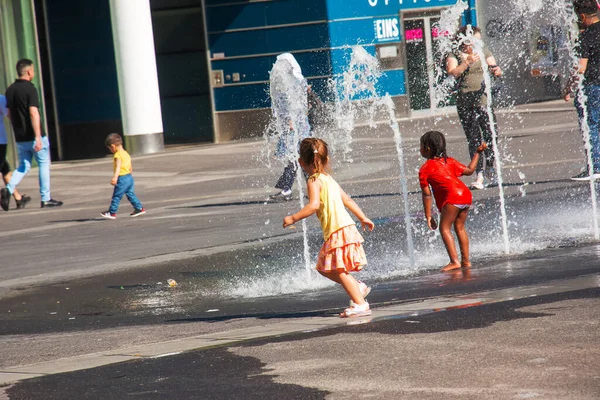 Vienne Autriche 2022 Les Enfants Agitent Dans Les Jets Fontaine — Photo