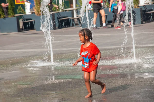 Viena Áustria 2022 Crianças Brincam Nos Jatos Fonte Cidade Calor — Fotografia de Stock