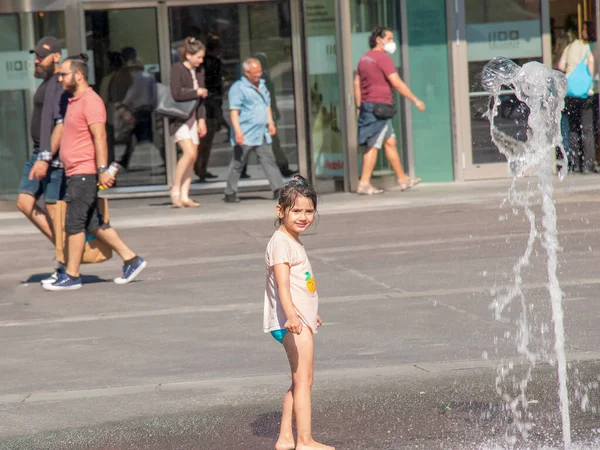 Viena Áustria 2022 Crianças Brincam Nos Jatos Fonte Cidade Calor — Fotografia de Stock