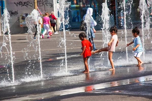 Viena Áustria 2022 Crianças Brincam Nos Jatos Fonte Cidade Calor — Fotografia de Stock