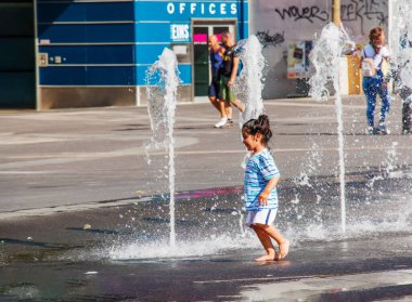 Viyana, Avusturya - 06.13.2022: Çocuklar yaz sıcağında şehir havzasında eğleniyorlar