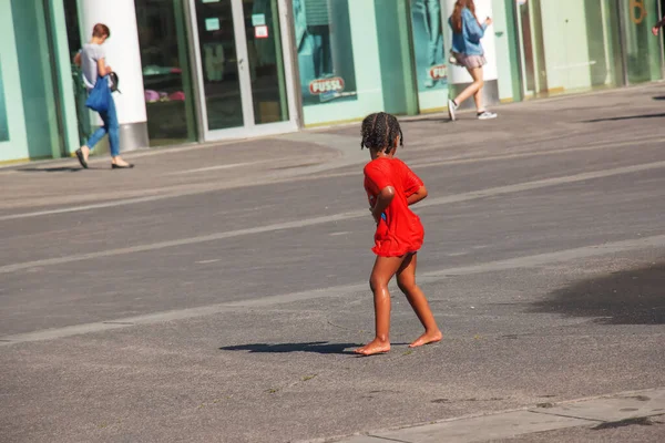 Viena Áustria 2022 Crianças Brincam Nos Jatos Fonte Cidade Calor — Fotografia de Stock