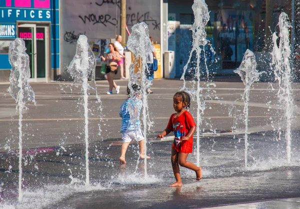 Vienne Autriche 2022 Les Enfants Agitent Dans Les Jets Fontaine — Photo