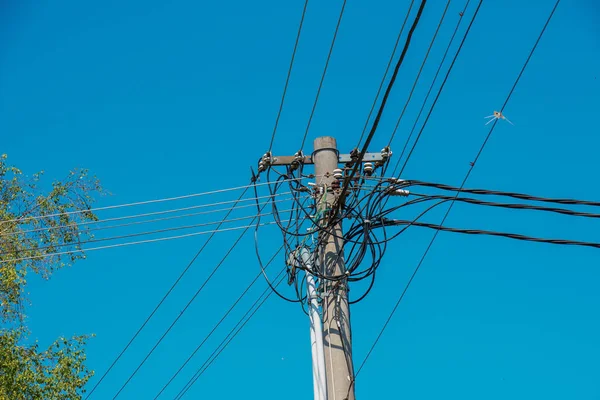 Elektrische Pool Elektriciteitsleidingen Uitgaande Elektrische Draden Tegen Wolken Blauwe Lucht — Stockfoto