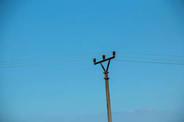 Pólo Elétrico Linhas Energia Saída Fios Elétricos Againts Céu Azul — Fotografia de Stock