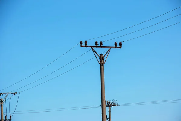 Elektrische Pool Elektriciteitsleidingen Uitgaande Elektrische Draden Tegen Wolken Blauwe Lucht — Stockfoto