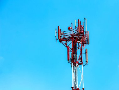 Elektrik direğinin elektrik kabloları bulutlu mavi gökyüzünde elektrik kablolarına karşı.