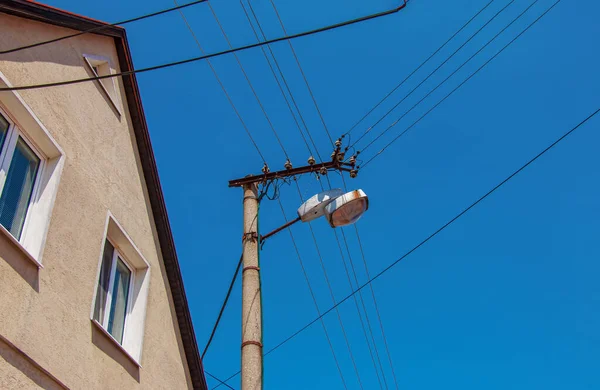 Strommasten Die Stromkabel Wolkenblauen Himmel Verlegen — Stockfoto