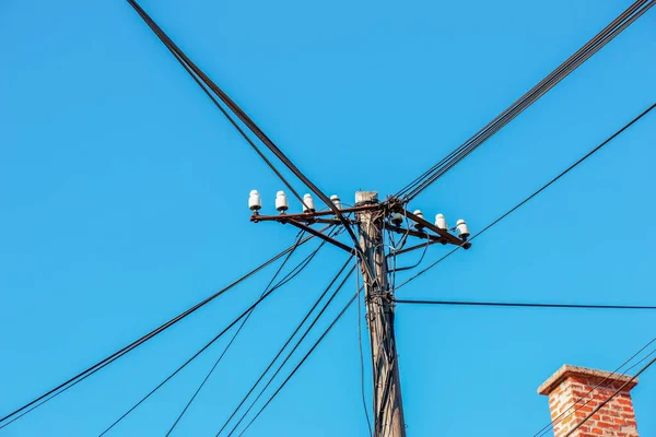 Elektrik Direğinin Elektrik Kabloları Bulutlu Mavi Gökyüzünde Elektrik Kablolarına Karşı — Stok fotoğraf
