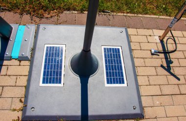 Bisiklet parkındaki güneş panelleri. Alternatif enerji kaynağı. Enerji krizi.
