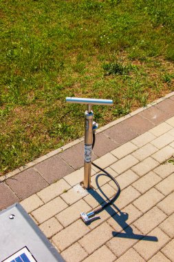 Bisiklet parkındaki güneş panelleri. Alternatif enerji kaynağı. Enerji krizi.