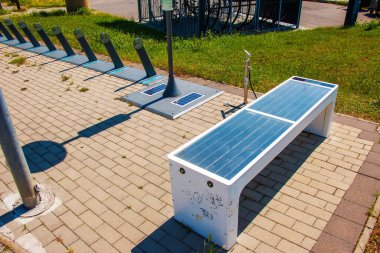 Bisiklet parkındaki güneş panelleri. Alternatif enerji kaynağı. Enerji krizi.