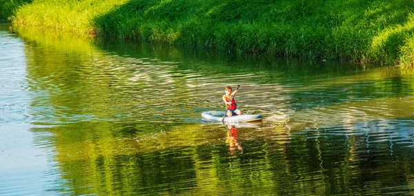 斯洛伐克尼特拉 2022年6月15日 一个少年在尼特拉河的独木舟上航行 — 图库照片