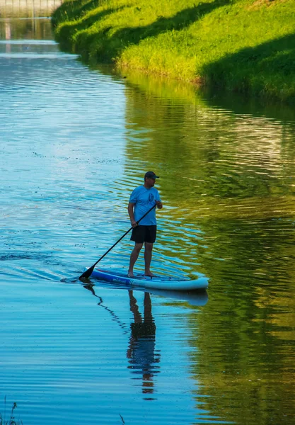 Νίτρα Σλοβακία 2022 Νεαρός Πλέει Κανό Στον Ποταμό Νίτρα — Φωτογραφία Αρχείου