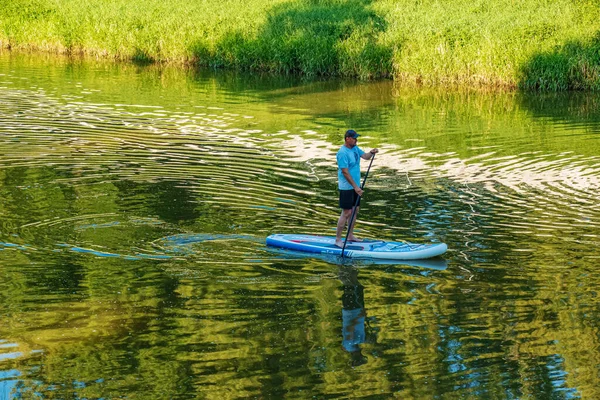 斯洛伐克尼特拉 2022年6月15日 一个年轻人在尼特拉河的独木舟上航行 — 图库照片