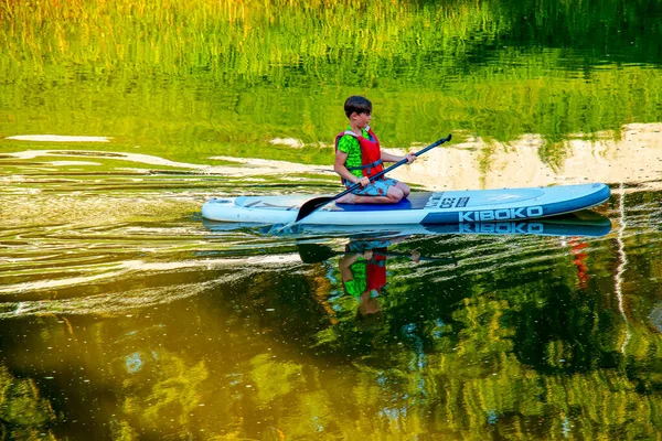 Nitra Eslovaquia 2022 Adolescente Navega Canoa Por Río Nitra — Foto de Stock