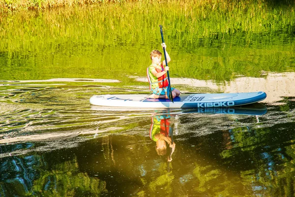 ニトラ スロバキア 2022 10代の男の子がニトラ川のカヌーでセーリングしています — ストック写真