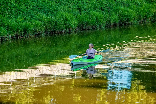 斯洛伐克尼特拉 2022年6月15日 一名年轻女子在尼特拉河的独木舟上航行 — 图库照片