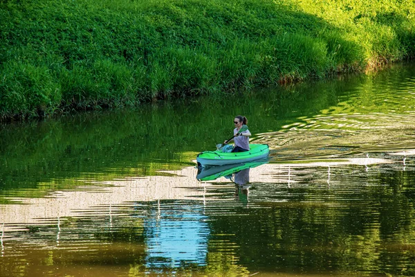 Nitra Eslovaquia 2022 Una Joven Navega Canoa Por Río Nitra — Foto de Stock