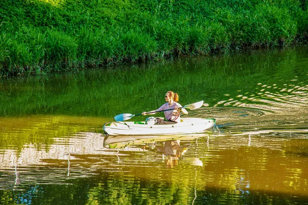 ニトラ スロバキア 2022 若い女性がニトラ川のカヌーでセーリングしています — ストック写真