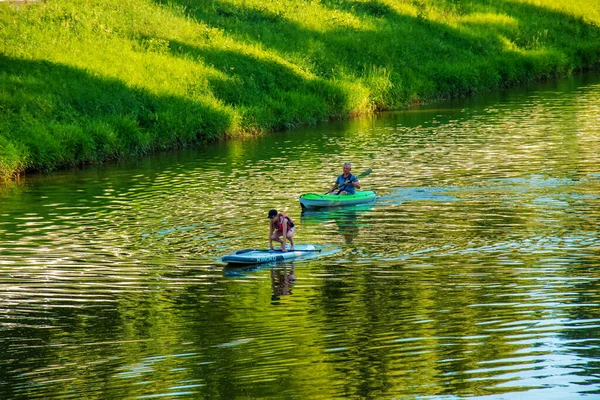 斯洛伐克尼特拉 2022年6月15日 一名少女和一名中年男子乘坐不同的独木舟在尼特拉河上航行 — 图库照片