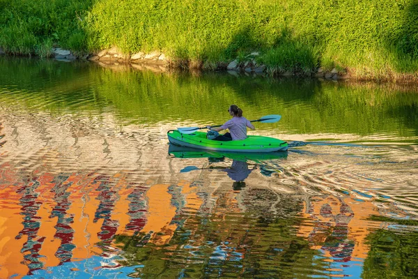 Nitra Eslovaquia 2022 Una Joven Navega Canoa Por Río Nitra — Foto de Stock