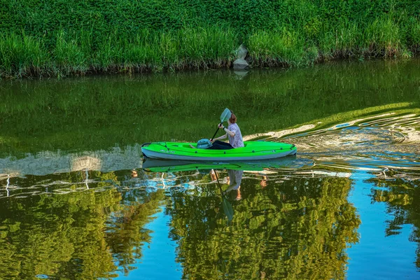 Nitra Eslováquia 2022 Uma Jovem Está Navegando Uma Canoa Rio — Fotografia de Stock