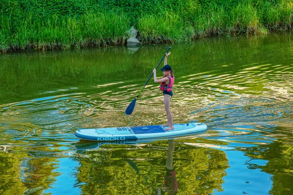 ニトラ スロバキア 2022 若い女の子がニトラ川のカヌーでセーリングしています — ストック写真
