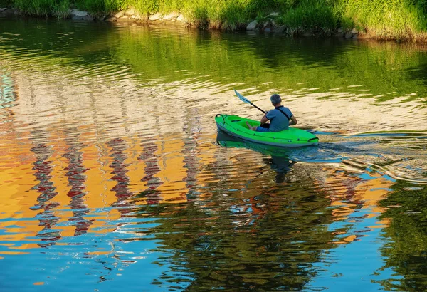 Nitra Eslováquia 2022 Homem Meia Idade Navega Uma Canoa Rio — Fotografia de Stock