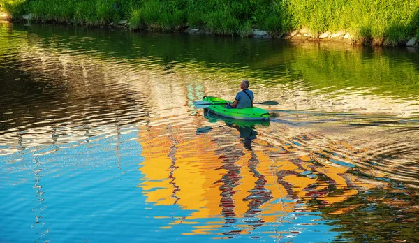 Nitra Eslováquia 2022 Homem Meia Idade Navega Uma Canoa Rio — Fotografia de Stock