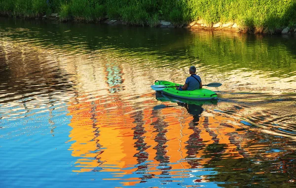 ニトラ スロバキア 2022 中年の男がニトラ川のカヌーでセーリングしています — ストック写真