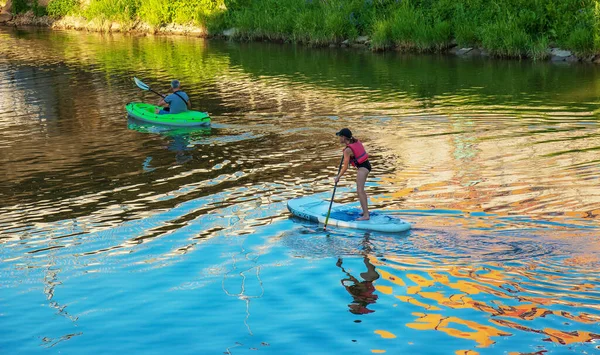 ニトラ スロバキア 2022 若い女の子と中年の男がニトラ川の別のカヌーでセーリングしています — ストック写真
