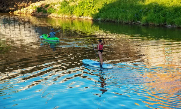 斯洛伐克尼特拉 2022年6月15日 一名少女和一名中年男子乘坐不同的独木舟在尼特拉河上航行 — 图库照片