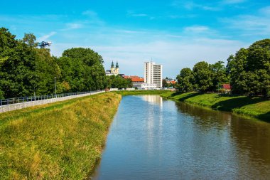 Slovak şehri Nitra manzarası. Şehir ve Nitra nehri manzarası.