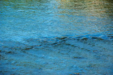 Nehrin arka planındaki yansıma ve dalga çizgilerinin yakınlaştırılması