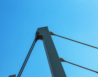 Nitra Nehri 'ndeki köprü. Modern mimari. Mavi gökyüzüne karşı tasarım ögeleri.