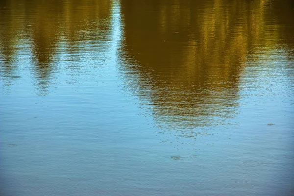 Крупним Планом Відображення Хвильова Смуга Фоні Річки — стокове фото