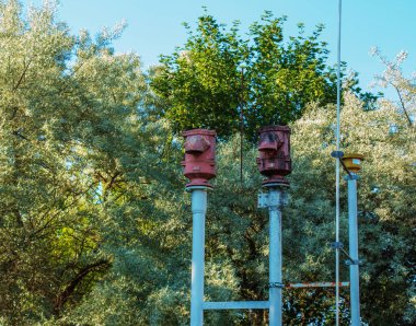 Yakıt tanklarının üstündeki yakıt istasyonunda egzoz kontrol sistemi..
