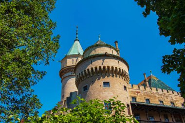 Slovakya 'daki güzel Bojnice kalesi, Orta Avrupa, UNESCO. Ortaçağ mimari anıtı.