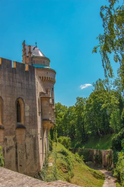 Slovakya 'daki güzel Bojnice kalesi, Orta Avrupa, UNESCO. Ortaçağ mimari anıtı.