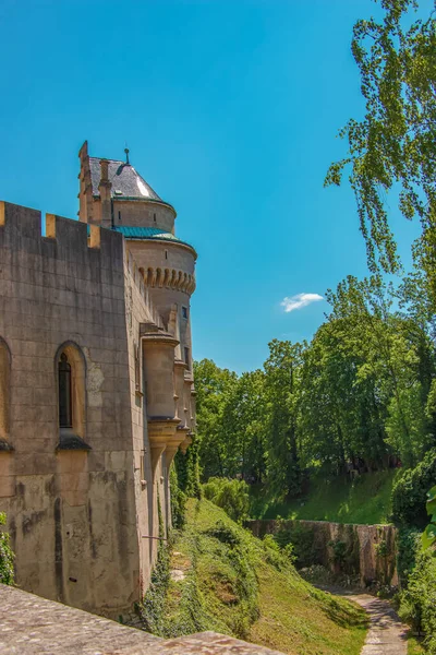 Slovakya 'daki güzel Bojnice kalesi, Orta Avrupa, UNESCO. Ortaçağ mimari anıtı.
