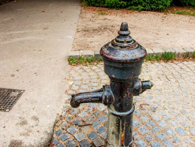 Viyana, Avusturya - 06.13.2022: Güneşli bir günde eski bir manuel su pompası.