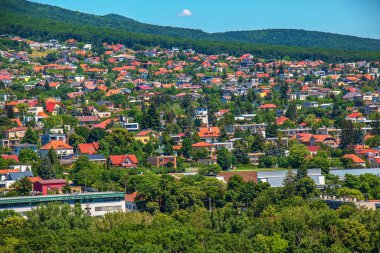 Nitragrad kalesi Nitra, Slovakya 'nın duvarlarından gün boyunca Zabor bölgesinin görüntüsü