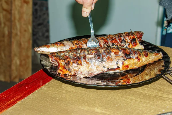 Das Kochen Von Makrelenfisch Einer Marinade Auf Dem Grill Gebratener — Stockfoto