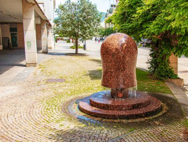 Nitra, Slovakya - 06.17.2022: Eski kasabanın merkezi. Granit çeşme.